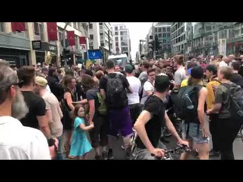 AfD’ers breken uit demo en worden aangevallen